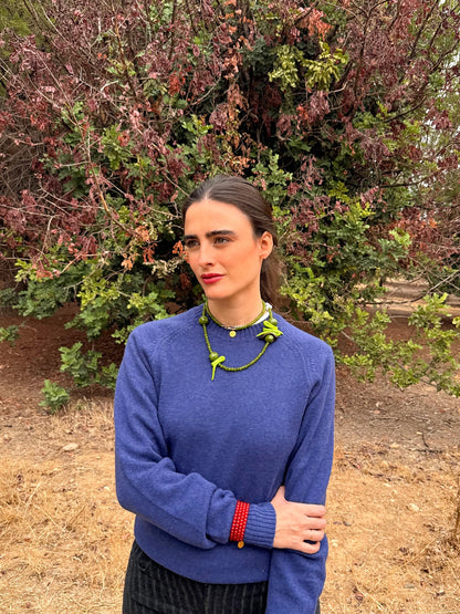 Collar Gilda Largo con aceitunas y piparras de porcelana, puesto sobre jersey azul | esdeinés
