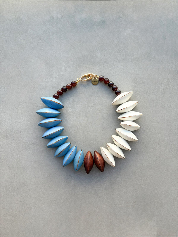 Collar Gola Marrón de madera pintada en blanco, azul y marrón, vista frontal | esdeinés