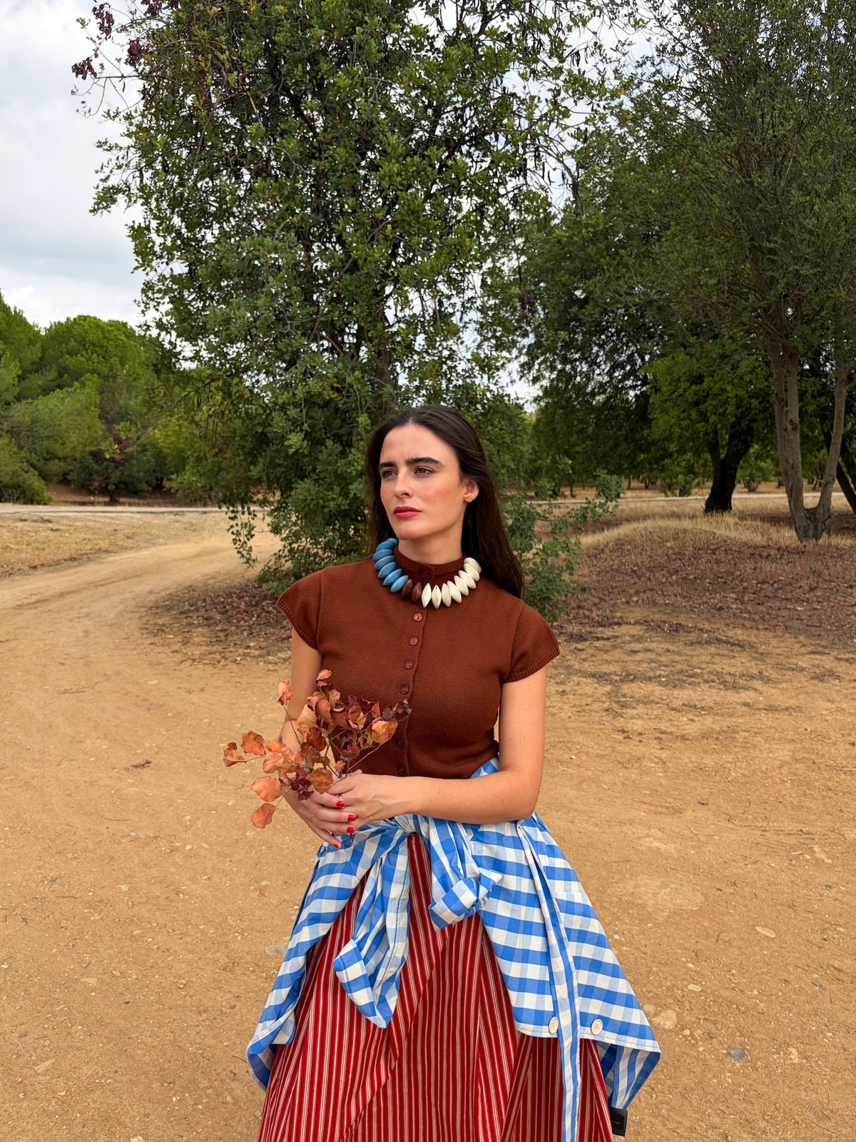 Collar Gola Marrón puesto sobre top marrón | esdeinés