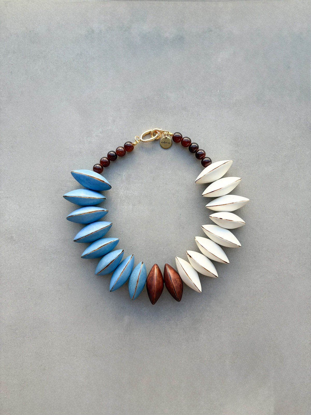 Collar Gola Marrón de semillas de pashaca pintadas en blanco, azul y marrón, vista frontal | esdeinés