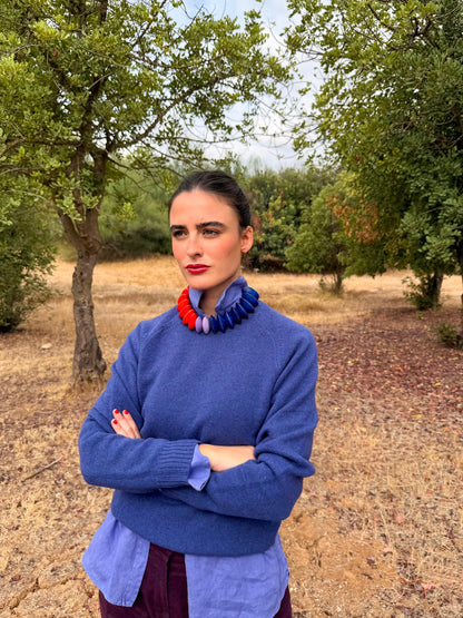 Collar de semillas de pashaca inspirado en el cuello gola, puesto sobre jersey azul | esdeinés