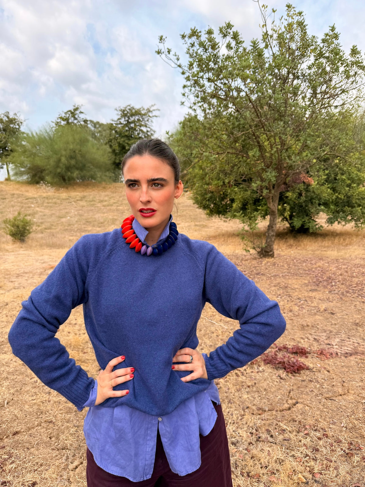 Collar Gola Naranja puesto sobre jersey azul | esdeinés