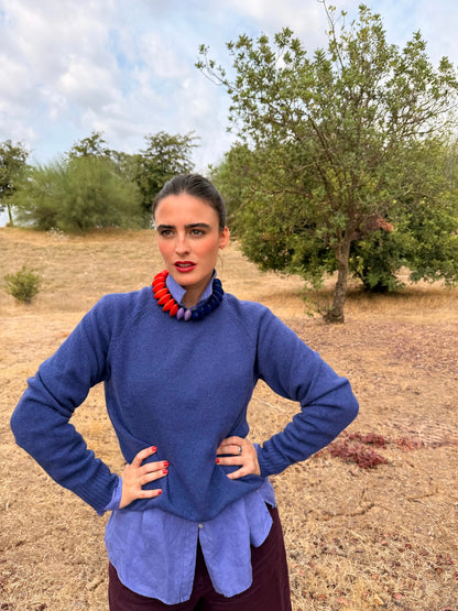 Collar Gola Naranja puesto sobre jersey azul | esdeinés