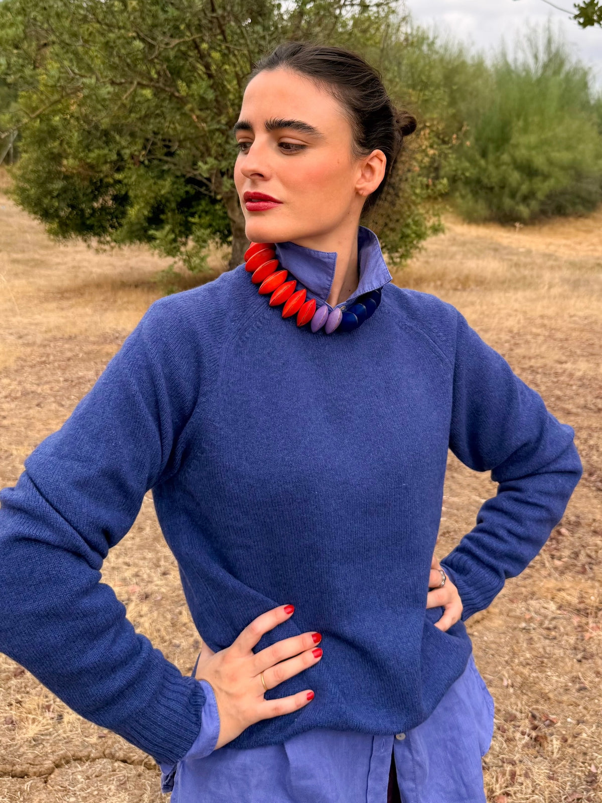 Collar Gola Naranja sobre el cuello de una camisa, vista lateral | esdeinés