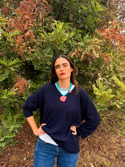 Collar Granada puesto: granada de porcelana y cuentas de jade turquesa sobre jersey marino | esdeinés