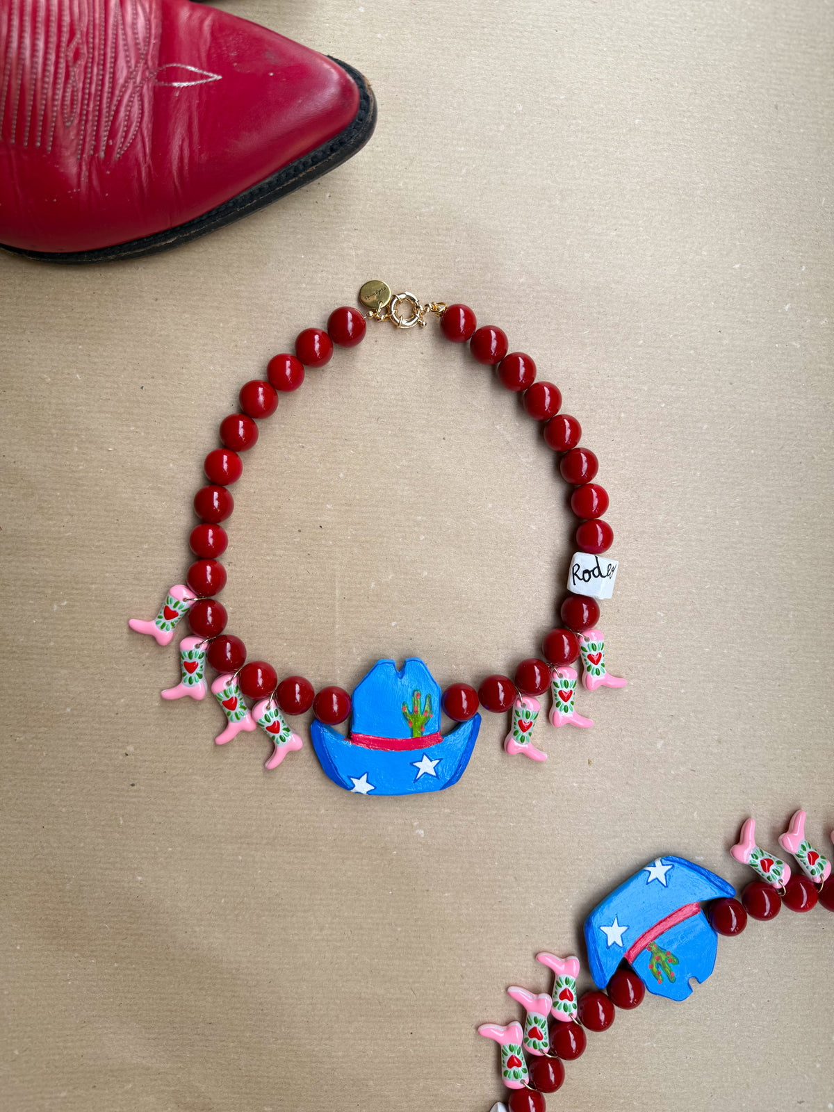 Collar Rodeo porcelana cowboy artesanal hecho a mano — detalle 5 | esdeinés