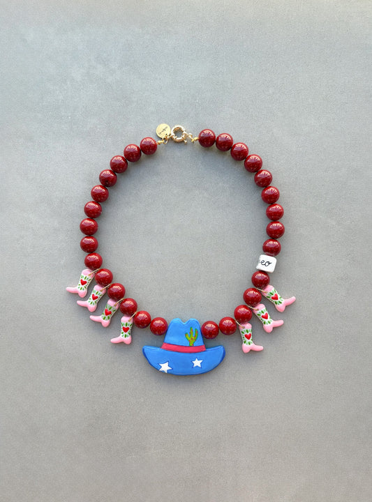 Collar Rodeo con sombrero vaquero y botas camperas de porcelana fría pintados a mano, vista frontal | esdeinés
