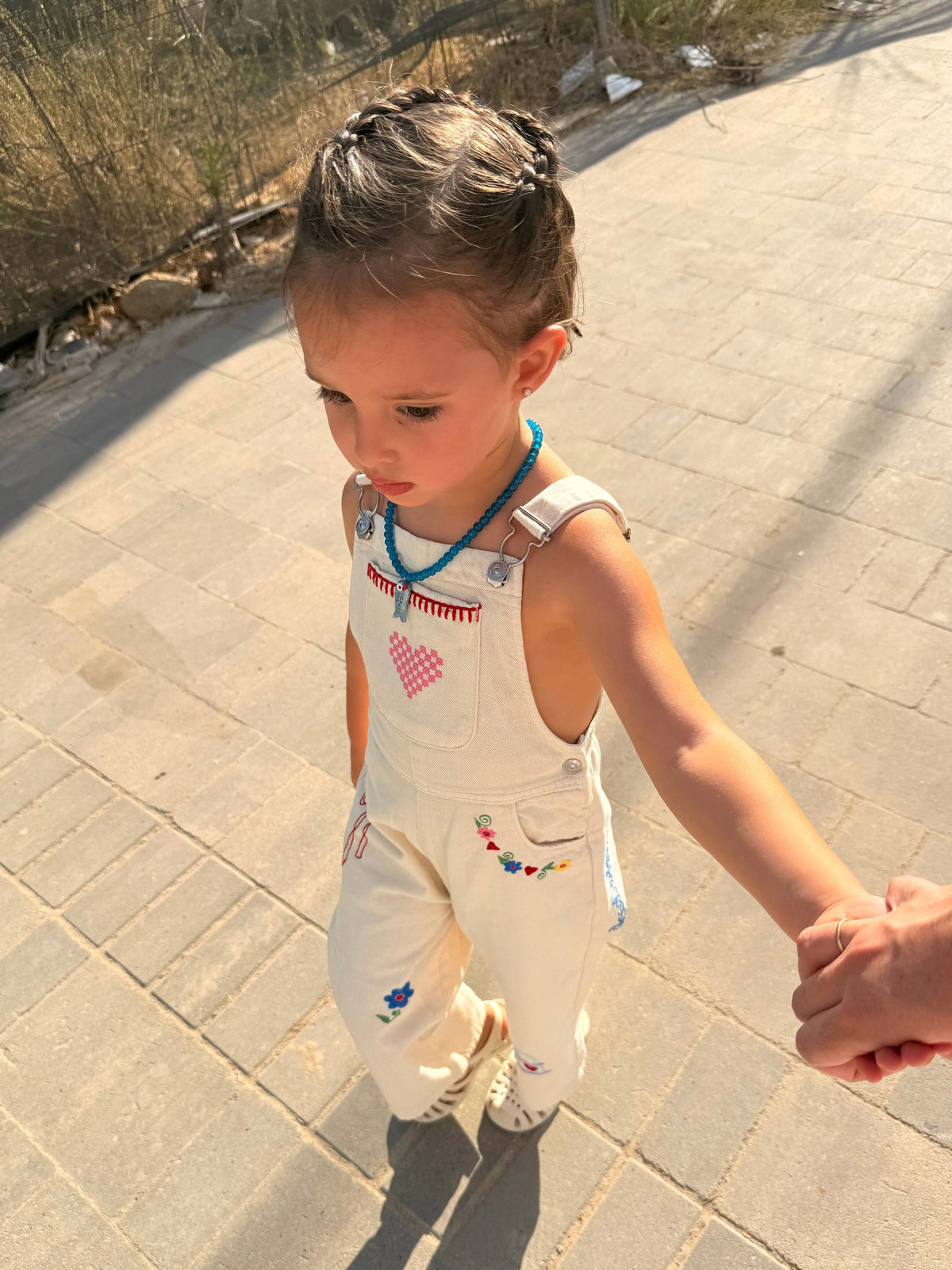 Niña con el Collar Sardines Kids hecho a mano | esdeinés