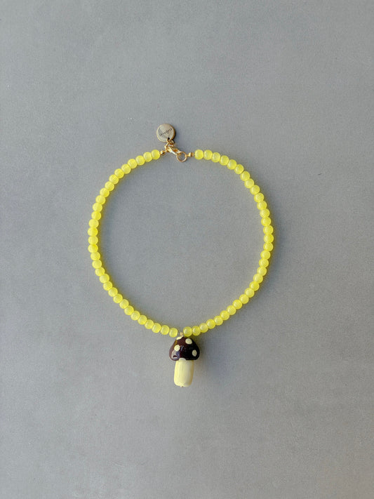 Collar Seta Kids con seta de porcelana pintada a mano y cuentas de cristal amarillas, vista frontal | esdeinés