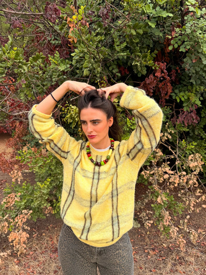Collar Seta de porcelana y topacio mantequilla, puesto con jersey amarillo | esdeinés
