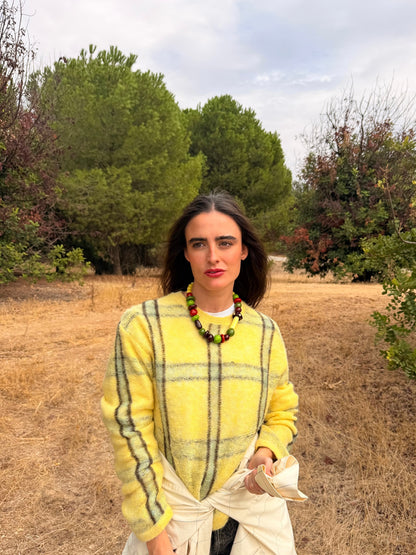 Collar Seta de porcelana pintada a mano, puesto con jersey amarillo de cuadros | esdeinés