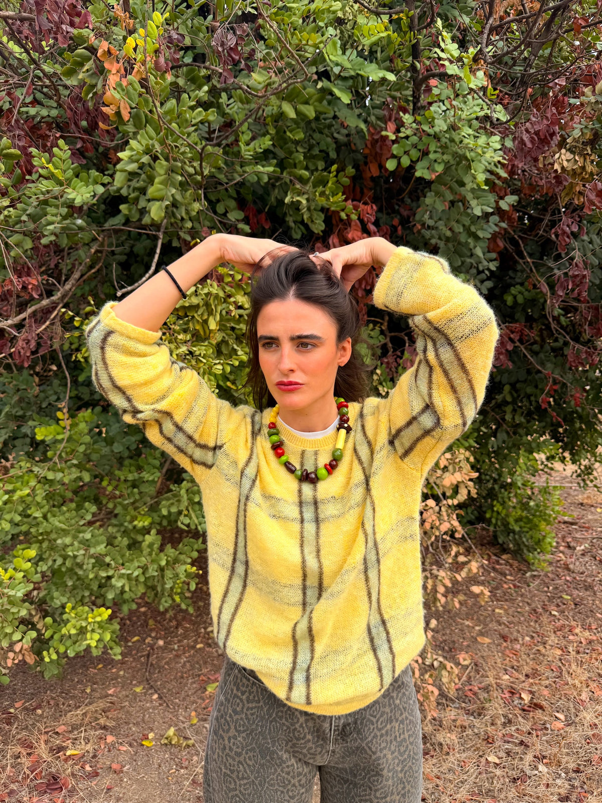 Collar Seta con cuentas verdes, rojas y granate, puesto en un look de otoño en amarillo | esdeinés