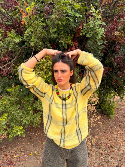 Collar Seta con cuentas verdes, rojas y granate, puesto en un look de otoño en amarillo | esdeinés