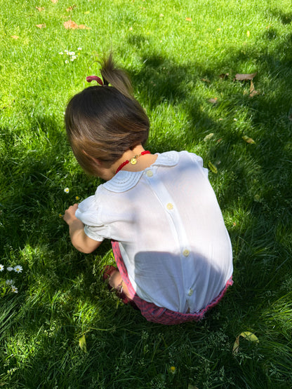 Collar Tomate Kids visto desde arriba – joya artesanal hecha a mano para niña | esdeinés