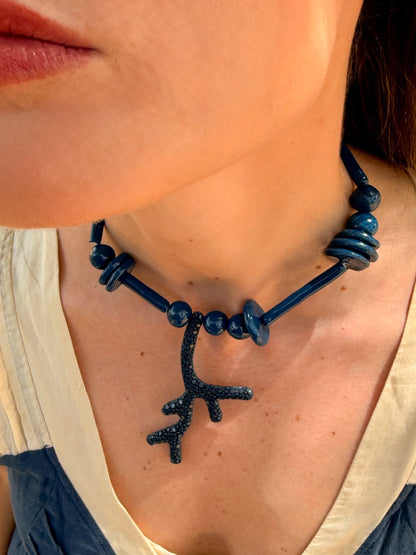 Collar Arrecife artesanal visto en plano, pieza única | esdeinés
