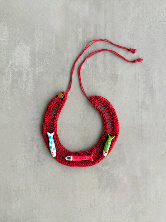 Collar Macramé La Pesca artesanal en algodón rojo con peces de porcelana fría | esdeinés