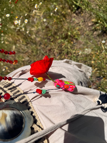 Detalle del Collar Florero con amapola real en el jarrón de porcelana pintado a mano – esdeinés