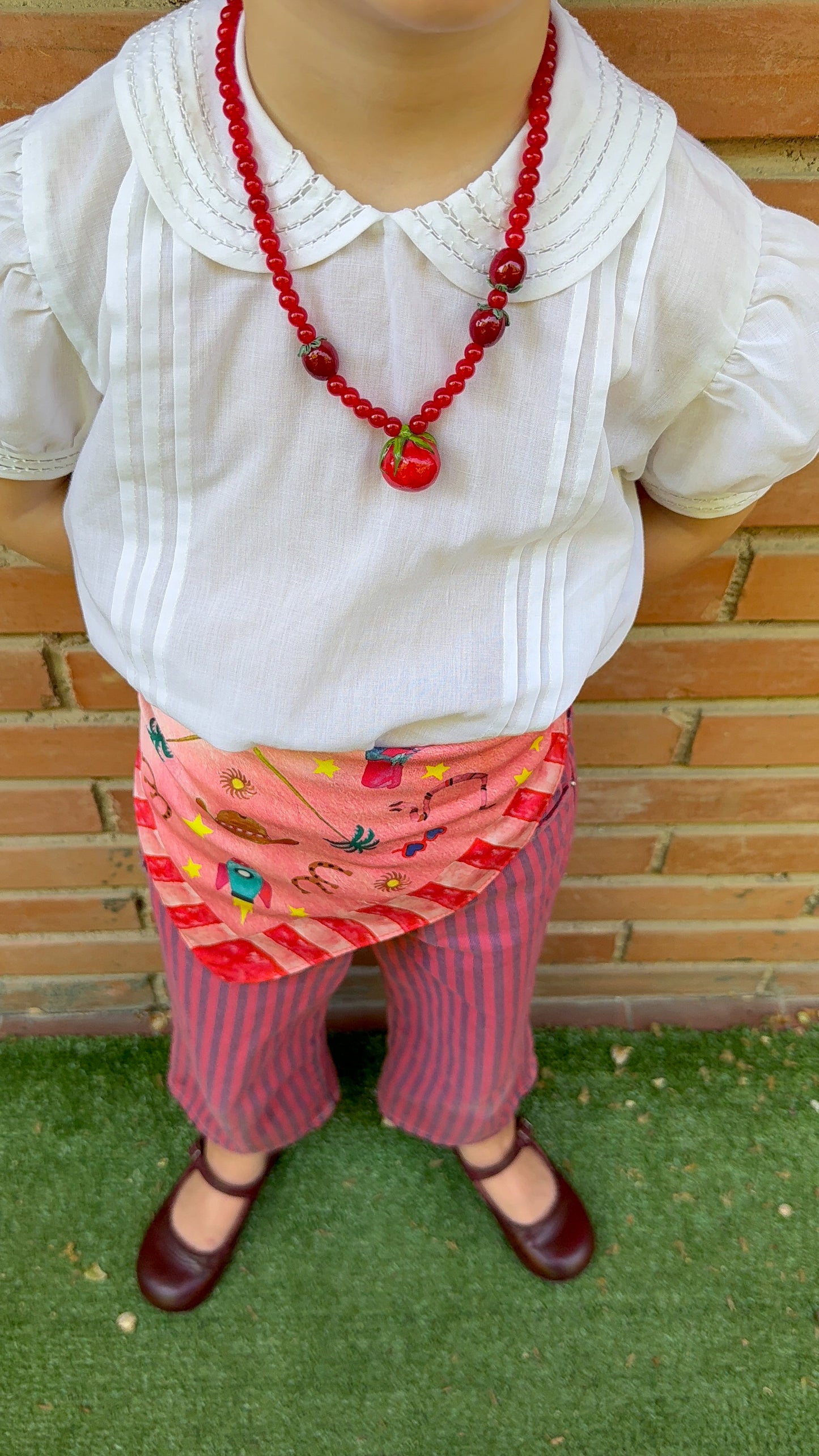 Detalle del Collar Tomate Kids artesanal puesto en niña – porcelana hecha a mano | esdeinés