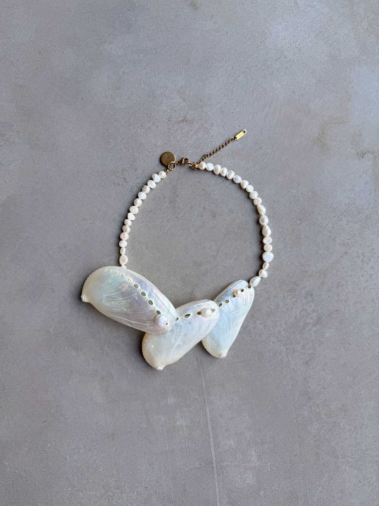 Collar Ostras conchas naturales y perlas artesanal frontal| esdeinés