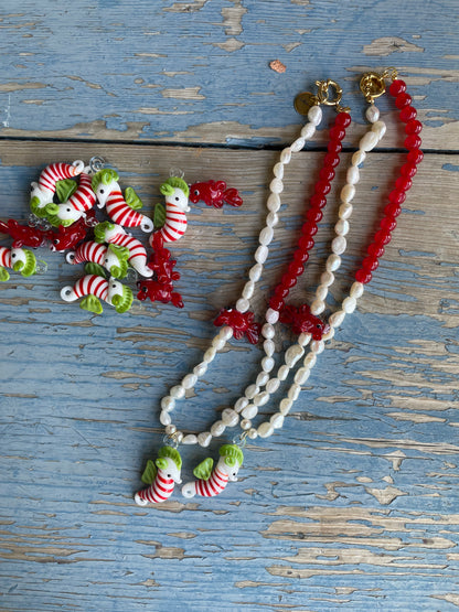 Collar Barrera de Coral caballito mar y perlas artesanal — detalle 4 | esdeinés