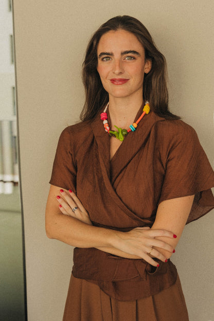 Inés, fundadora de esdeinés, con el Collar Gilda de porcelana fría pintada a mano | esdeinés