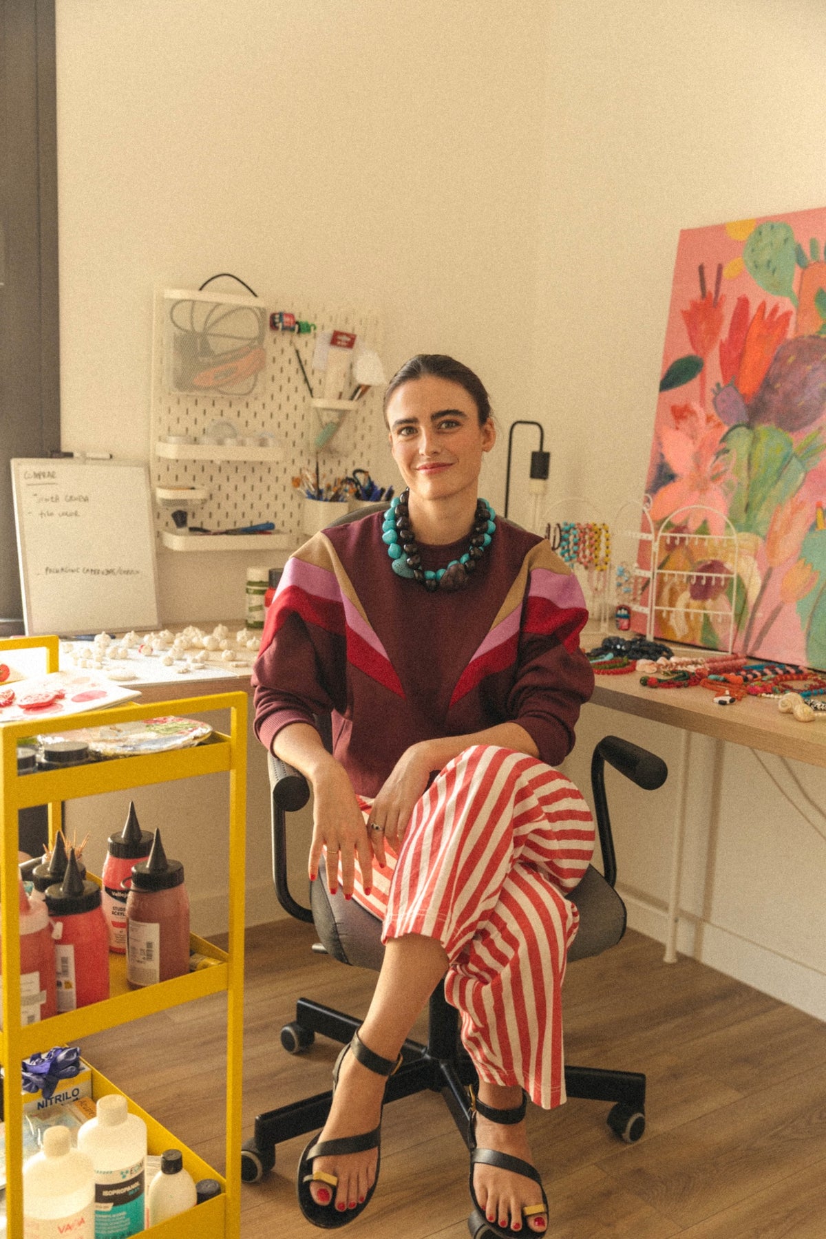Inés, fundadora y diseñadora de esdeinés, en su taller de joyería artesanal en Sevilla | esdeinés