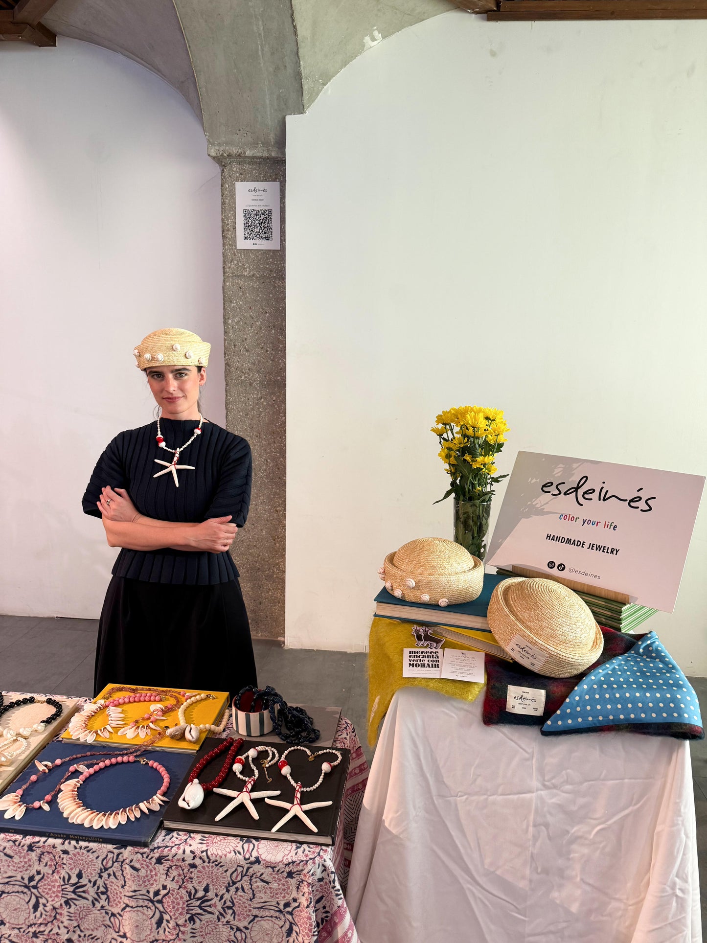 Inés con el Casquete Palma Caracolas en pop-up artesanal | esdeinés