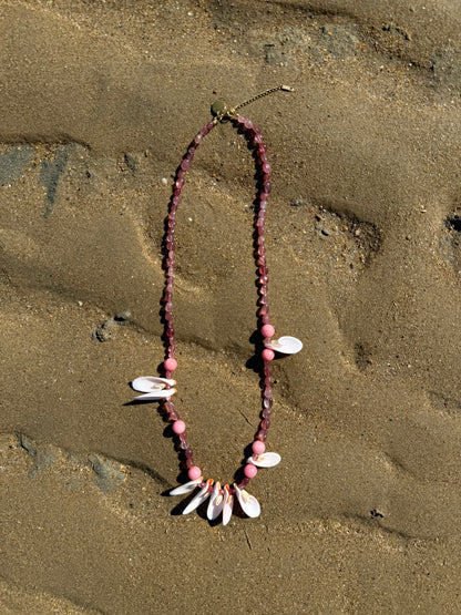 Collar Largo Concha Espiral vista completa hecho a mano | esdeinés