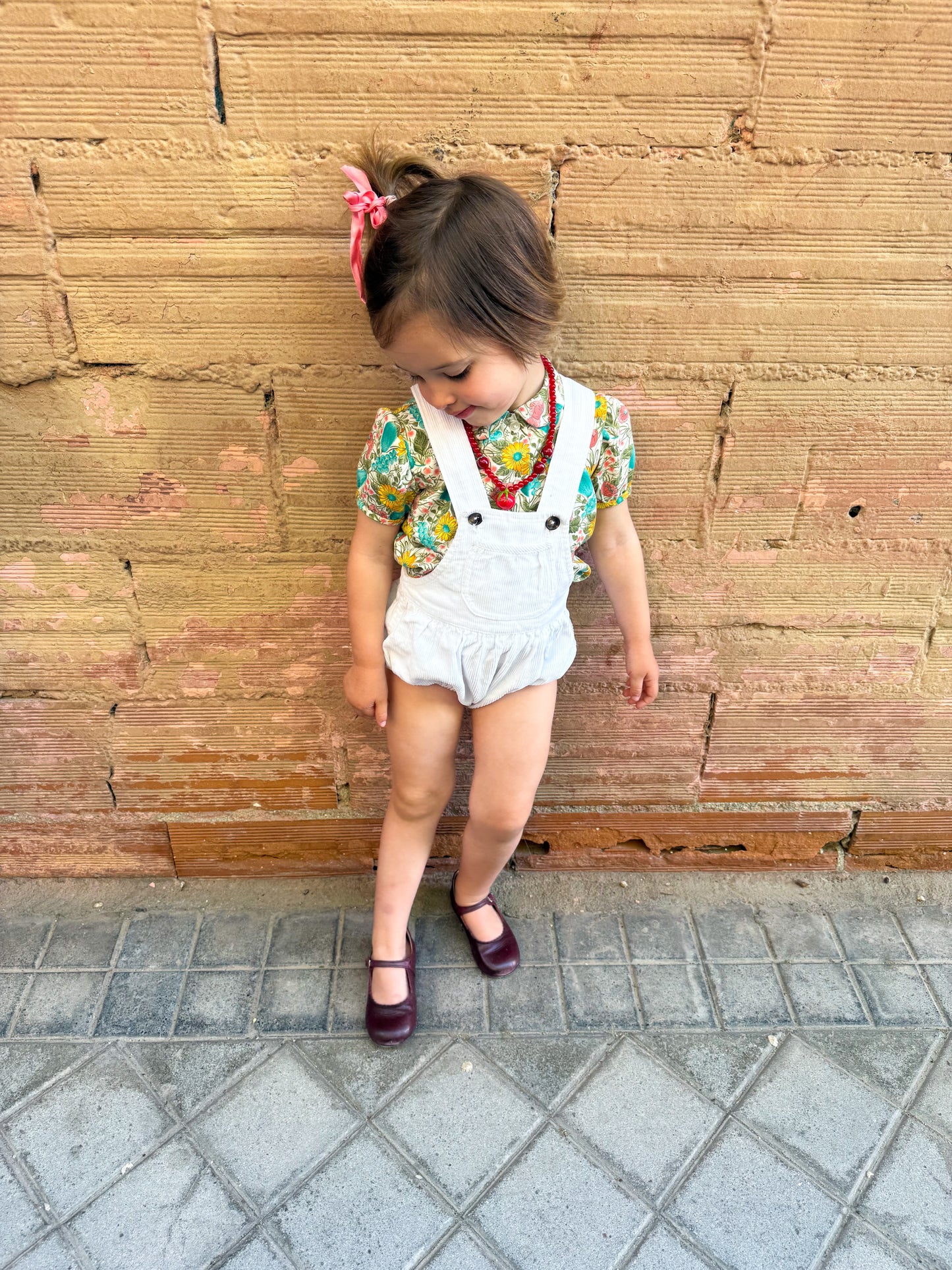 Niña con Collar Tomate Kids artesanal de porcelana y cristal soplado | esdeinés