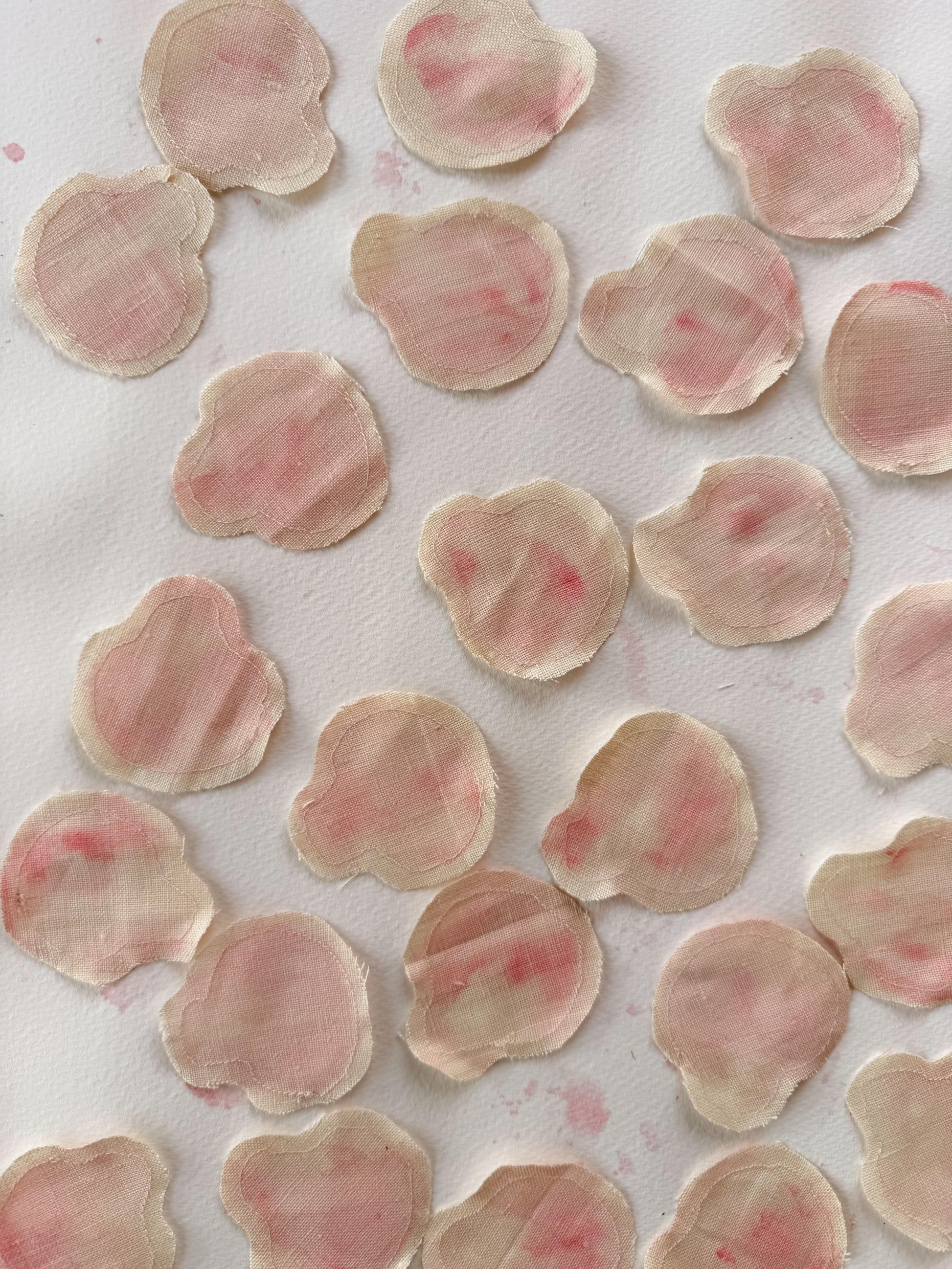 Detalle de los pétalos de lino del Casquete de Palma Flor | esdeinés