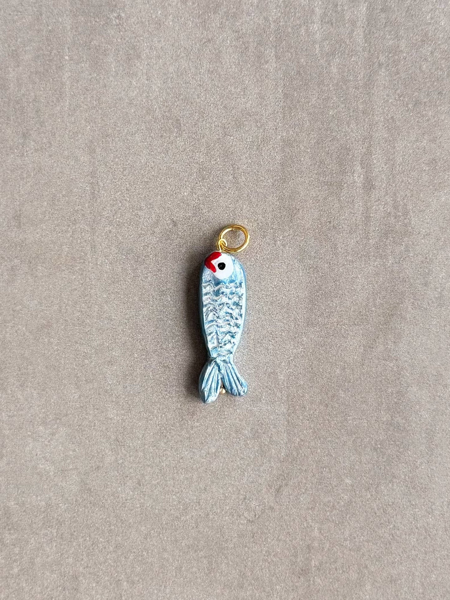 Charm sardina artesanal de porcelana pintada a mano | esdeinés