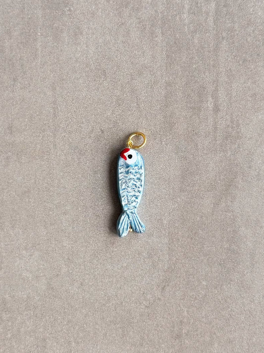 Charm sardina artesanal de porcelana pintada a mano | esdeinés
